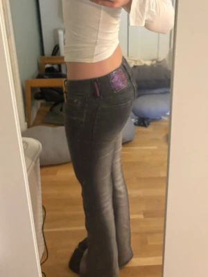 Cheap Monday jeans - Säljer dessa svarta jeans med vita skiftningar från Cheap Monday! Använda flera gånger med inga defekter. Säljer på grund av att de är för små. Storlek 23/30
