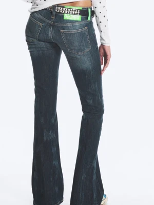 Mörkblå bootcut jeans med slitningar - Säljer ett par mörkblå bootcut jeans med snygga slitningar framtill och bak. Jeansen har klassisk femficksmodell, låg midja och kontrastsömmar. Perfekta för dig som gillar en retro och avslappnad stil. 28/30 men passar 27, jag är 160 ny pris 400
