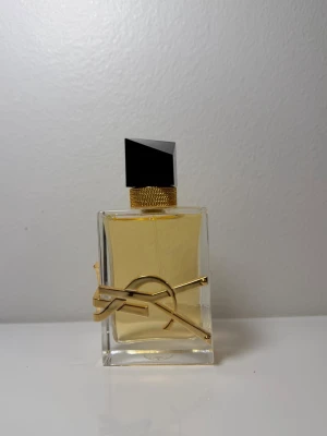 YSL parfym - Elegant YSL-parfym i en stilren och exklusiv flaska. En tidlös doft från Yves Saint Laurent som passar perfekt både till vardags och vid speciella tillfällen. Flaskan är i fint skick och redo för sin nya ägare✨
