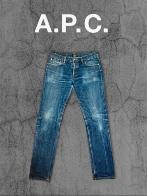 Selvage APC archive jeans - Ett par selvage apc slim/straight jeans med sjukt snygga fades! Fetaste och trendigaste jeansen just nu, de är i bra skick och bra omhändertagna! Storlek 30x 30  Midja 40cm  Längd 99cm  Innerlängd 78cm  Benöppning 17cm  Skriv till mig om du har frågor!
