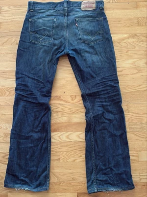 Levis 512 bootcut -  Nu ska jag sälja dessa snygga byxor eftersom dom har blivit för små! Det är storlek waist 34 och length 32. Dom sitter as skönt med bootcut passform. Denna modell är discontinued så mycket eftertraktade!