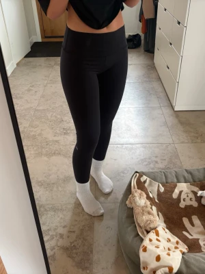tights från Alo - säljer mina Alo tights då dem är liiite förstora, väldigt bra skick - som nya 
