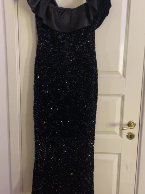 Festklänning  - Säljer denna festklänning med paljetter som jag endast använt en gång. Off shoulder med slits på sidan. Storlek M. 