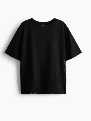 Svart t-shirt med spetsdetaljer - Snygg svart t-shirt med korta ärmar och rund halsringning. T-shirten har unika spetsdetaljer längs sidorna och nederkanten som ger en cool twist till en klassisk look. Perfekt att styla till jeans eller kjol. Den är aldrig använd men lappen är tyvärr inte kvar. 
