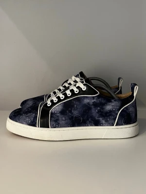 Louboutin sko - Riktigt Sällsynt modell samt riktigt riktigt bra sick behövs bara en tvätt sedan är dom som nya! Skriv till mig vid frågor och pris kan diskuteras via intresse! Mvh EJ🤩