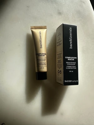 bareMinerals Complexion Rescue Concealer - bareMinerals Complexion Rescue Brightening Concealer i nyansen Light Bamboo. Tuben är beige med svart lock och har en krämig formula som ger en naturlig täckning. Kommer i originalförpackning och innehåller SPF 25 för extra skydd. Oöppnad!