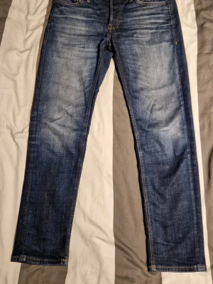 Jack & Jones Tapered / Mike Jeans - Jack & Jones Tapered / Mike jeans i mycket bra skick. Endast använda några få gånger och utan några anmärkningar. Säljs då de tyvärr är för små för mig. Ny pris är: 899.95 KR (JJIMIKE JJORIGINAL JOS211 NOOS)