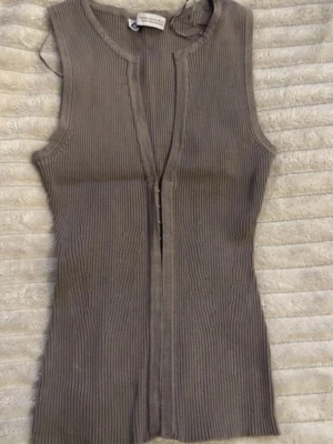 Populär topp - Suuuper snygg & populär khaki topp från Zara , slutsåld överallt går ej att få tag på ☺️