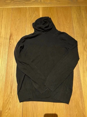 Kashmir Hoodie Oscar Jacobsson - Blå kashmir hoodie från Oscar Jacobson i storlek S. Kom med prisförslag!☺️