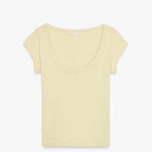 Zara topp - Gul ribbad topp från zara i storlek s