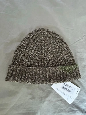 Maison Margiela mössa - Nypris: Ca 5500kr  Vi säljer endast autentiska produkter.  Tveka inte på att höra av dig vid fler frågor eller funderingar! 😁