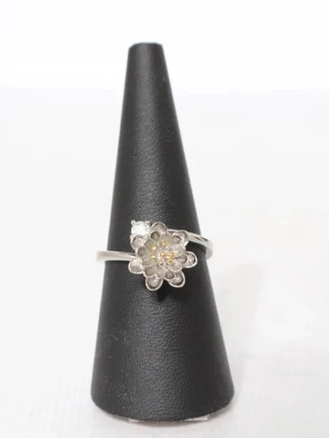 Ring med blomformad dekoration