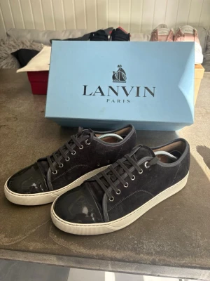 Lanvin Captoe Skor Herr - Säljer nu ett par riktigt sköna Lanvin Captoe i storlek UK8 - alltså 42/43! 🌟 Fint skick - inga defekter förutom lite smutsiga på undersidan ✅ Box medföljer - självklart 100% autentiska och äkta!🌟 Alltid frakt inom 24h🚚
