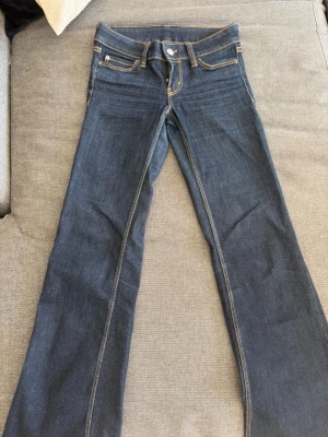 Cheap monday jeans - Snygga mörkblå Cheap monday jeans med snygga sömmar. Köpta på Vinted och hittade ej någon lapp där det stod storlek men vet att de är 23 i midjan och har för mig att de är 30 i längden! Fint skick🩷