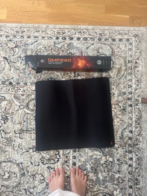 Svart gaming musmatta DMP220 - Säljer en svart gaming musmatta, modell DMP220. Mattan är rektangulär och har en slät yta som passar perfekt för gaming eller kontorsarbete. Kommer med originalförpackning. Enkel och stilren design.