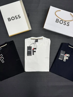 Klassisk t-shirt från BOSS - Säljer stilrena t-shirts från BOSS i flera färger som svart, vit, marinblå, beige, grön, brun, ljusblå och grå. T-shirten har rund hals, korta ärmar och diskret BOSS-logga på bröstet. Perfekt basplagg i mjuk bomull för en clean och enkel look. Fin kvalite. Finns både S och M storlek 