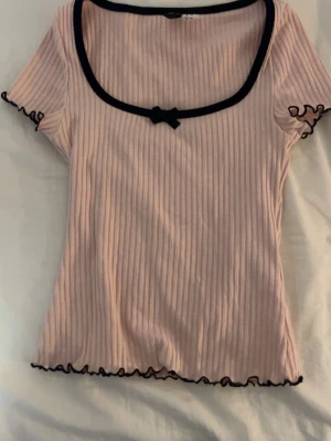 Rosa-svart topp från H&M - En jätte gullig rosa-svart topp från H&M. Passar till nästan allt men framför allt svarta underdelar (en kjol t.ex). 