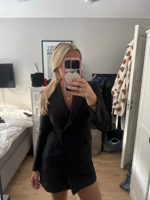 Kavaj klänning/ längre kavaj  - Jätte snygg! Aldrig använd med prislapp kvar!! Perfekt som en kortare kavaj klänning eller en längre kavaj! 
