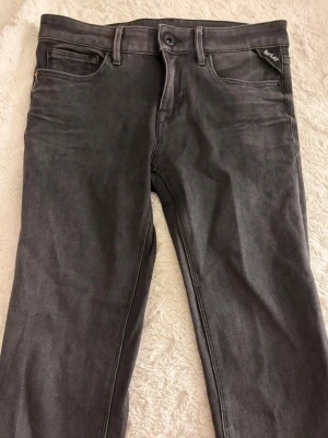 Svarta Replay jeans med smal passform - Snygga svarta jeans från Replay som sitter tajt. Dessa jeans är i storlek 27💕