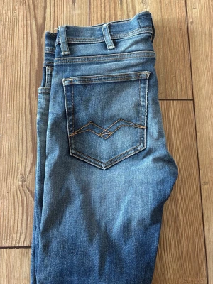 Blå slim jeans med kontrastsömmar - Säljer ett par blå slim fit jeans från replay. Bra skick och inte så mycket använda. 28/32 i storlek