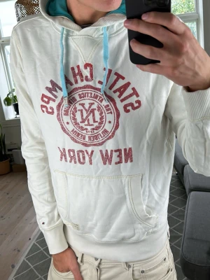 Vintage Hoodie  - Super snygg och trendig! Mått: A:54 B:44 C:48 D:62 (cm) Skriv vid fundering 😇🙌