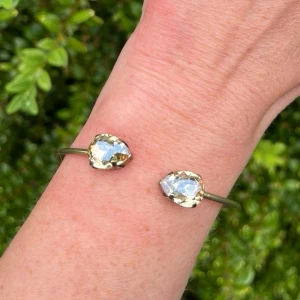 Armband Bangle kristall  - Armband, Bangle, i antikpläterad mässing med kristaller. Kristaller Pear 14mm. Färg Golden shadow. ställbar storlek. De senare bilderna andra armband som finns i lager. Jag skickar endast spårbart, samfraktar. Fast Pris. Besök gärna mina övriga annonser.  Till mina smycken använder jag kristaller från Preciosa, Aurora och Swarowski.