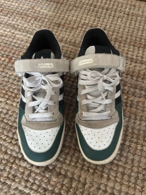 Adidas skor  - Bra skick! (Får jag dom inte sålda lämnar jag in dom på secondhand fredag 14/8) 🩷🩷