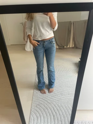 Lee jeans låg midja - Säljer ett par klassiska blå bootcut jeans med låg midja och fem fickor. Kostar 1099 nya💋 Jeansen har en snygg tvätt och raka ben som går ut lite nedtill. Perfekta till en avslappnad look och passar till det mesta i garderoben.