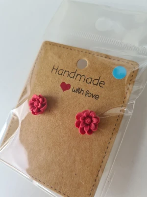Handgjorda rosa blomörhängen - Supersöta handgjorda örhängen i form av små rosa blommor. De har en tredimensionell design som verkligen poppar. Gjorda för hand av mig i polymerlera. 