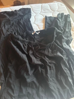Svarta linnebyxor  - Använts 2ggr. Det är katthår på det lite svårt undvika med vita katter men kommer att rullas innan jag fraktar!! Inga defekter.