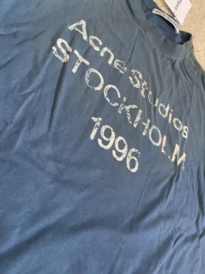 Acne studio longsleev - Säljer en riktigt fet acne studio longsleev i färgen blå men schyssta fades på texten i storlek M