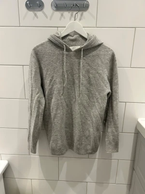 Grå Kashmir Hoodie - Grå Kashmir hoodie från Marcelino Ateliér (ett litet företag som har lagt ner) Storlek: S Skick: Mycket bra, knappt använd Nypris: 800 SEK Passform: Normal Skickas inom 24h😁