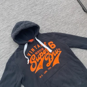 Vintage superdry hoodie - Säljer nu denna riktigt feta och unika vintage superdry hoodie!🙌 Skick: 9/10🌟 Storlek: S🤩 Hör gärna av er om ni har några frågor eller funderingar!🤝