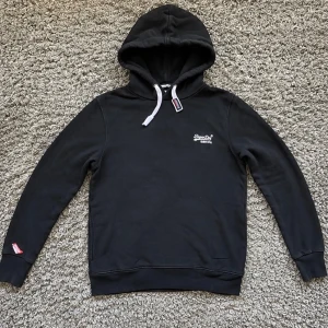 Superdry hoodie ~ Vintage - Säljer denna feta Superdry hoodien i mycket fint skick!🙌Strl S /// Hör gärna av er om ni har funderingar!👏