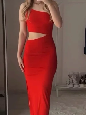 Röd långklänning med cut out från Zara - Säljer en snygg röd långklänning från Zara med cut out-detalj i midjan och slits på sidan. storlek M. skriv vid frågor eller intresse! ❤️