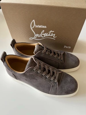 Christian Louboutins  - Tja, säljer mina gråvita louboutins. Har använts 1 gång innan. (Storlek 46)