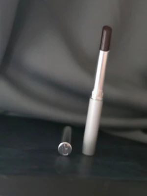 Clinique Almost Lipstick Black Honey - Säljer ett Clinique Almost Lipstick i färgen Black Honey. 