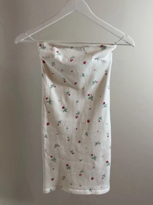 Mini klänning med bärmönster - Mini klänning från ginatricot med bärmönster, knappt använd.
