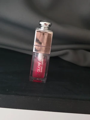 Dior lip oil - Säljer den superpopulära läppoljan från Dior i nyansen 015 Cherry köpt på Kicks använd fatal gånger 