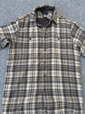 Ralph Lauren flannel - Säljer denna Ralph Lauren flannel i fint skick! Storlek M! Hör av dig vid minsta fundering!