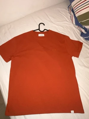 Orange les deux t-shirt - Stilig orange les deux Tröja som är perfekt för att träffa någon man tycker om eller bara för att chilla med!