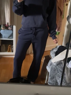 Mörkblå mjukis set från Gina Tricot - Mörkblå mjukis set från Gina Tricot. Hoodie är i stl xs och byxorna är i stl xxs. Tappat lite färg i tvätten, annars mycket bra skick
