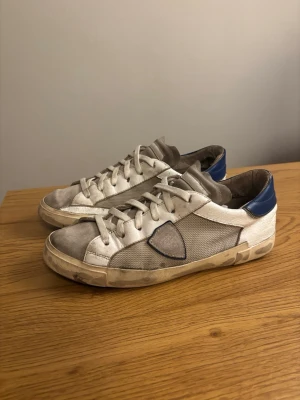 Philippe Model - Philippe Model skor i storlek 43. som säljs då de var för stora för mig. Lite större passform för en  st 43 sko. Välanvända men fortfarande riktigt snygg design som står sig genom det slitna som finns. Med en enkel städning kan de lätt bli mycket fräschare. Försökte få med skador/slitningar på bilderna.   Pris är inte hugget i sten och kan justeras vid snabb affär. Tveka inte vid frågor!