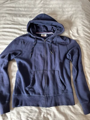 Marinblå hoodie från Tommy Jeans - Snygg marinblå hoodie från Tommy Jeans 
