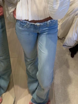 Low jeans  - Ljusblåa low jeans med avklippt midja. Använda endast 1-2 ggr! Köp nu för snabb och smidig affär 🩷