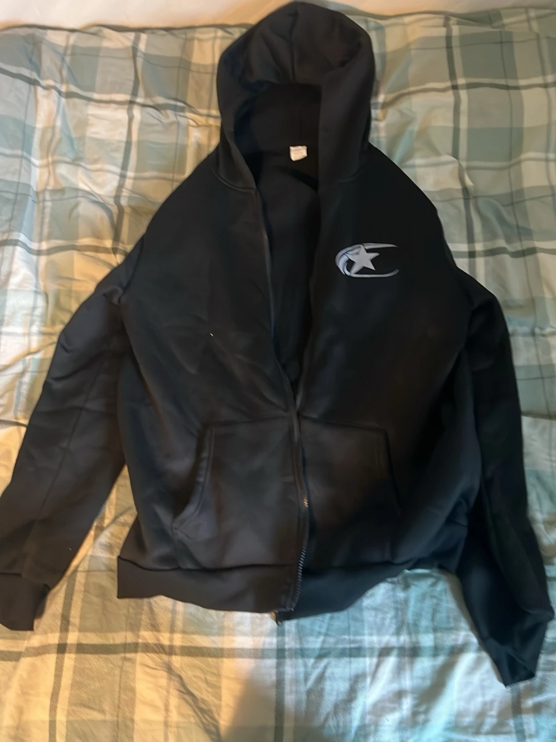 Svart hoodie med dragkedja och tryck
