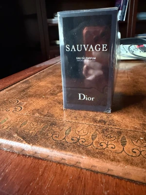 Dior Sauvage Eau de parfum 60ml oöppnad - Helt ny och plomberad dior Sauvage edp 60ml. Fick den i present för ett tag sen. Jag använder parfym ytterst sällan och har redan en Sauvage så denna kommer inte till användning.