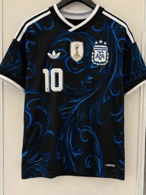 Argentina Messi matchtröja svart/blå - Snygg Argentina matchtröja med Messi och nummer 10 på ryggen. Tröjan är svart med blått mönster, vita detaljer och har FIFA-märke samt AFA-logga på bröstet. Korta ärmar och klassisk sportig design, perfekt för fotbollsfans.