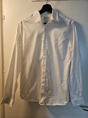 Selected HOMME vit skjorta - Skjorta med lång ärm och krage. Knappstängning framtill och knappar vid ärmslut.  Nytvättad med parfymfritt tvättmedel.