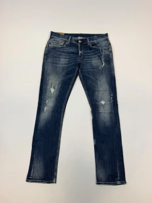 Dondup Jeans George  - Dondup Jeans George  Storlek 35 Ny pris 4000 kr Original slitningar från fabrik 